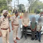 जालंधर में नेशनल हाईवे पर दौड़ती कार के सन रूफ से बाहर निकले बच्चों का स्टंट : पुलिस ने लगाई डांट; 5 हजार का चालान