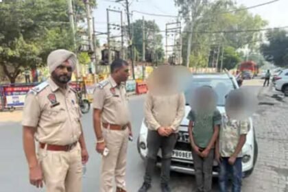 जालंधर में नेशनल हाईवे पर दौड़ती कार के सन रूफ से बाहर निकले बच्चों का स्टंट : पुलिस ने लगाई डांट; 5 हजार का चालान