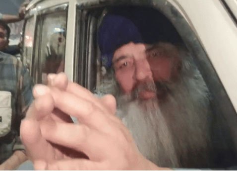 फगवाड़ा: शराब और चिकन खा रहा निहंग बाणे में शख्स महिला संग पकड़ा; गाड़ी पर तरना दल लिखा; सिख जत्थेबंदियों ने दबोचा