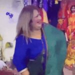 काली माता की मूर्ति के सामने चिकनी चमेली गीत पर ठुमके लगाती हुई महिला : सैंडल पहनकर नाची; हिंदू संगठन भड़के