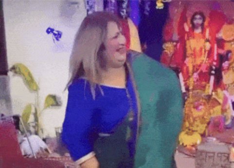 काली माता की मूर्ति के सामने चिकनी चमेली गीत पर ठुमके लगाती हुई महिला : सैंडल पहनकर नाची; हिंदू संगठन भड़के