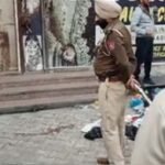 कचरे के ढेर से खून से लथपथ मिला भ्रूण : कपड़े और रुई लपेटकर फेंका, कुत्तों ने खींचा, पुलिस ने जांच के लिए भेजा