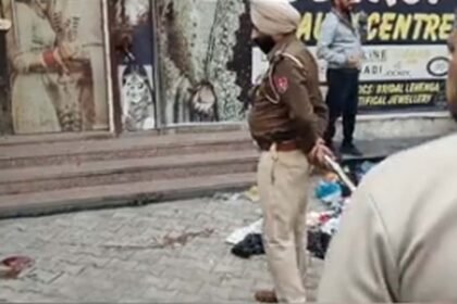 कचरे के ढेर से खून से लथपथ मिला भ्रूण : कपड़े और रुई लपेटकर फेंका, कुत्तों ने खींचा, पुलिस ने जांच के लिए भेजा