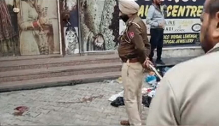 कचरे के ढेर से खून से लथपथ मिला भ्रूण : कपड़े और रुई लपेटकर फेंका, कुत्तों ने खींचा, पुलिस ने जांच के लिए भेजा