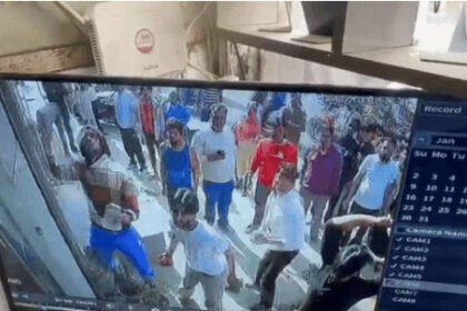 लुधियाना में मशहूर ज्वैलरी स्टोर ‘धीर दी हट्टी’ को बदमाशों ने निशाना बनाया: 15 बदमाशों ने पहले तोड़फोड़ की, फिर गोल्ड चेन चुराकर भागे; CCTV में गुंडागर्दी कैद