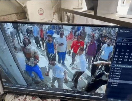 लुधियाना में मशहूर ज्वैलरी स्टोर ‘धीर दी हट्टी’ को बदमाशों ने निशाना बनाया: 15 बदमाशों ने पहले तोड़फोड़ की, फिर गोल्ड चेन चुराकर भागे; CCTV में गुंडागर्दी कैद