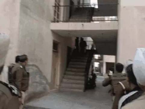 घरेलू विवाद : जेल के गार्ड ने ने AK-47 से पत्नी और सास की गोली मारकर हत्या की; सरकारी क्वार्टर में छिपा पुलिस ने सरेंडर करने को कहा तो खुद को भी गोली से उड़ाया