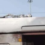 ट्रेन पर चढ़ा व्यक्ति हाईटेंशन तारों की चपेट में आने से जिंदा जला : गाड़ी रुकते ही दौड़कर डिब्बे पर चढ़ा और हाइटेंशन तार पकड़ ली; फिल्लौर से जालंधर रेफर किया