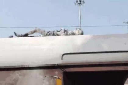 ट्रेन पर चढ़ा व्यक्ति हाईटेंशन तारों की चपेट में आने से जिंदा जला : गाड़ी रुकते ही दौड़कर डिब्बे पर चढ़ा और हाइटेंशन तार पकड़ ली; फिल्लौर से जालंधर रेफर किया