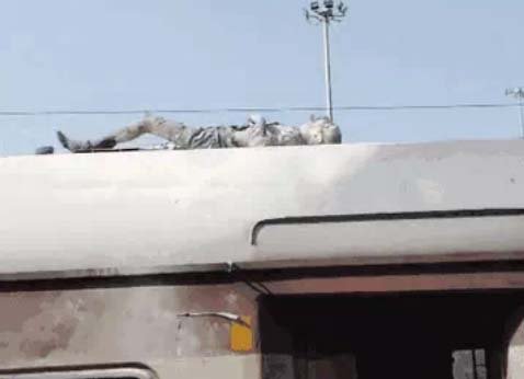 ट्रेन पर चढ़ा व्यक्ति हाईटेंशन तारों की चपेट में आने से जिंदा जला : गाड़ी रुकते ही दौड़कर डिब्बे पर चढ़ा और हाइटेंशन तार पकड़ ली; फिल्लौर से जालंधर रेफर किया