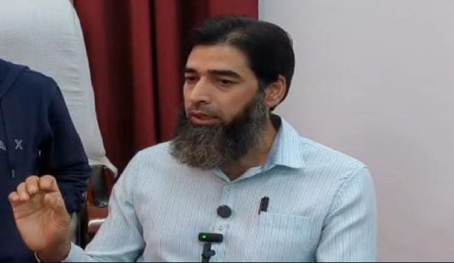 दिल्ली ब्लास्ट मामले के मुख्य आरोपी डॉ. उमर के संपर्क में रहने वाले डॉ. रईस भट्ट को  NIA  ने पूछताछ के बाद किया रिहा; प्रेसवार्ता के दौरान कई अहम खुलासे किए