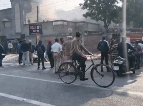 अमृतसर के रेस कोर्स रोड पर कोठी नंबर 166 में लगी भयंकर आग : आग में झुलसकर एक बुजुर्ग की दर्दनाक मौत