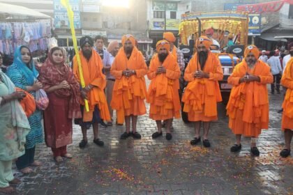 फाजिल्का में श्री गुरु नानक देव जी के प्रकाश पर्व को समर्पित नगर कीर्तन का भव्य आयोजन — पंज प्यारेयों की अगुवाई में नगर ने दी श्रद्धा की मिसाल