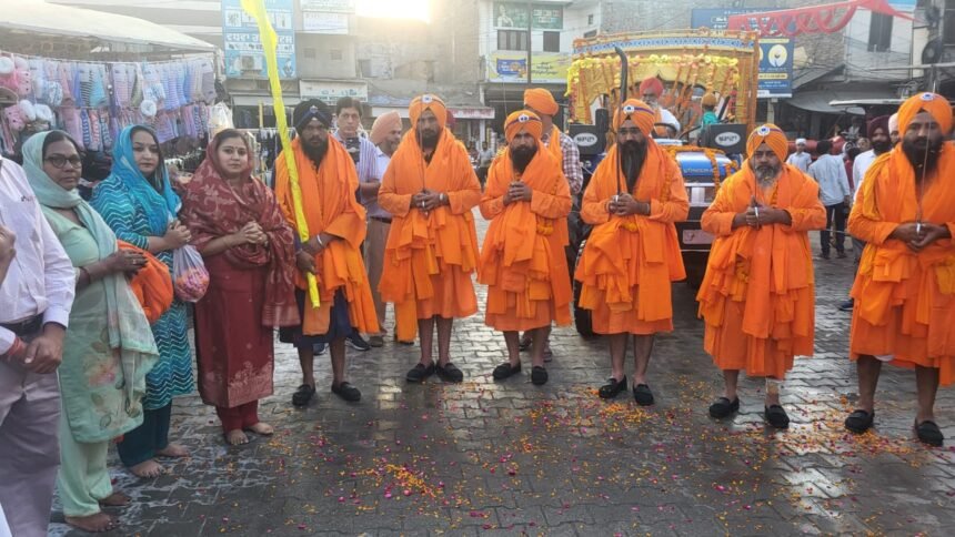 फाजिल्का में श्री गुरु नानक देव जी के प्रकाश पर्व को समर्पित नगर कीर्तन का भव्य आयोजन — पंज प्यारेयों की अगुवाई में नगर ने दी श्रद्धा की मिसाल