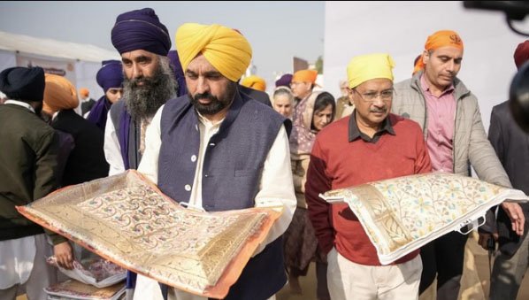 350वां शहीदी दिवस : सीएम भगवंत मान और केजरीवाल ने की सूबे की खुशहाली की अरदास, अखंड पाठ साहिब के भोग में हुए शामिल
