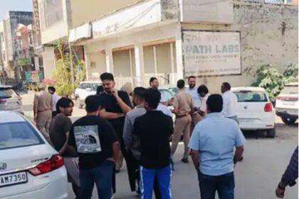 मोहाली में होटल के बाहर बाइक सवार बदमाशों ने चलाई गोलियां : पार्किंग में खड़े कर्मचारी ने भागकर बचाई जान, दो कारों को नुकसान; इलाके में मची अफरातफरी