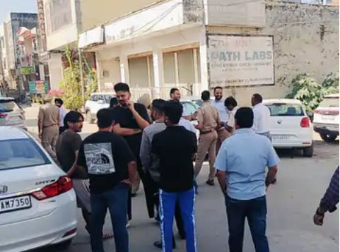 मोहाली में होटल के बाहर बाइक सवार बदमाशों ने चलाई गोलियां : पार्किंग में खड़े कर्मचारी ने भागकर बचाई जान, दो कारों को नुकसान; इलाके में मची अफरातफरी