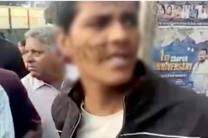 चोरी करने के आरोप में एक युवक को पकड़कर खंभे से बांधकर पीटा : चेहरे पर लिखा चोर