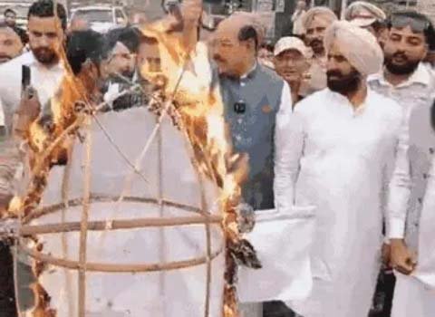 वरिष्ठ कांग्रेसी नेता बूटा सिंह पर की गई टिप्पणी को लेकर विवाद थमने का नाम नहीं ले रहा: जालंधर में राजा वड़िंग का पुतला फूंका गया: कांग्रेस पर साधा निशाना
