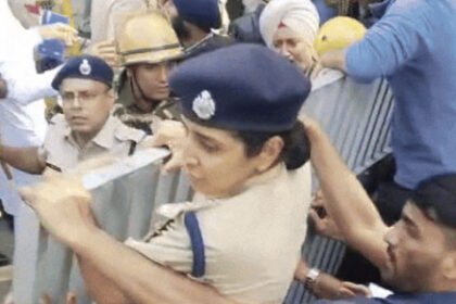 पंजाब यूनिवर्सिटी में सीनेट इलेक्शन की तारीख अनाउंस करने की मांग को लेकर स्टूडेंट्स का प्रदर्शन , पुलिस-स्टूडेंट्स की झड़प : प्रदर्शनकारियों को रोकने गेट पर चढ़ीं चंडीगढ़ SSP कंवरदीप कौर