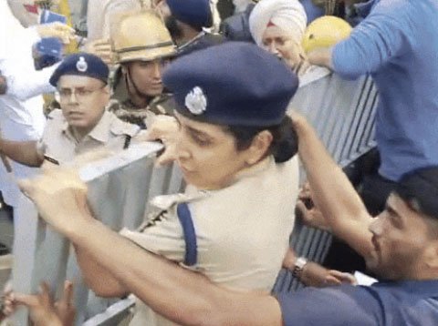 पंजाब यूनिवर्सिटी में सीनेट इलेक्शन की तारीख अनाउंस करने की मांग को लेकर स्टूडेंट्स का प्रदर्शन , पुलिस-स्टूडेंट्स की झड़प : प्रदर्शनकारियों को रोकने गेट पर चढ़ीं चंडीगढ़ SSP कंवरदीप कौर