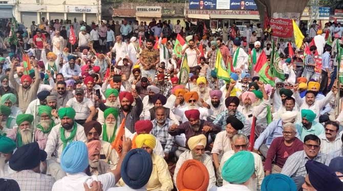 बिजली बोर्ड के कर्मचारियों का रोष प्रदर्शन: लुधियाना में मंत्री अरोड़ा के घर का घेराव, माहौल तनावपूर्ण