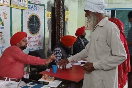  तरनतारन विधानसभा उपचुनाव : साढ़े नाै बजे तक 12% वोटिंग, लाइनों में लगे वोटर