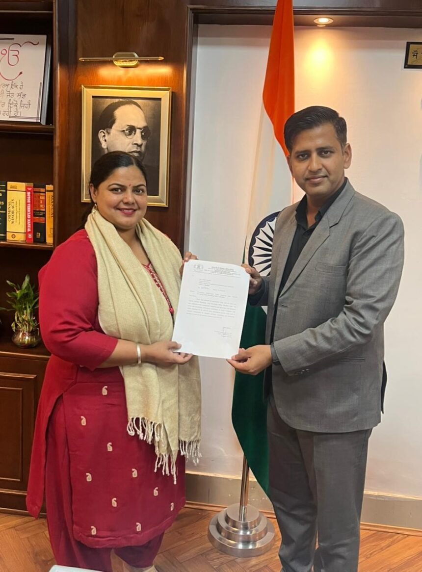 डीसी डॉ. हिमांशु अग्रवाल ने किया करियर काउंसलर भारती शर्मा को सम्मानित – सेना भर्ती अभियान में उत्कृष्ट योगदान के लिए मिली सराहना, युवाओं की रजिस्ट्रेशन संख्या हुई दोगुनी