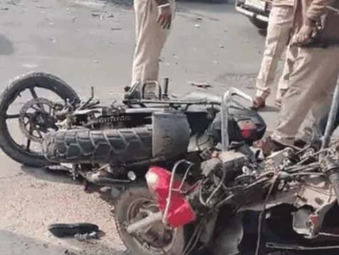 रामामंडी रेलवे स्टेशन के सामने तीन बाइकें आपस में टकराई जिसमें 6 लोग गंभीर घायल, चार नीग्रो 2 पंजाबी,ओवरटेक करते हुआ हादसा, निजी अस्पाताल भर्ती