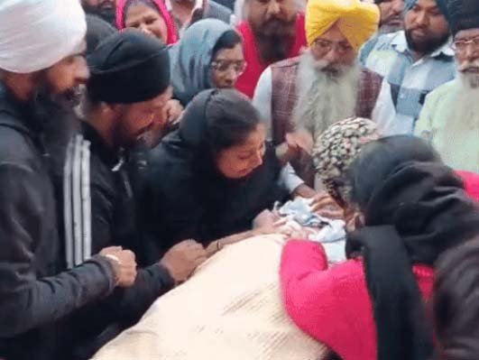 पोस्टमॉर्टम के बाद बेटी की लाश घर पहुंची अंतिम संस्कार : मां ने चूड़ियां पहनाईं, मेहंदी लगाई, दुल्हन का जोड़ा भी रखा; पड़ोसी ने रेप न कर पाने पर हत्या की