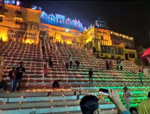 काशी में देव दीपावली : 84 घाटों पर 25 लाख दीये जलाए गए; आरती में एक लाख लोग पहुंचे, 40 देशों के टूरिस्ट भी मौजूद