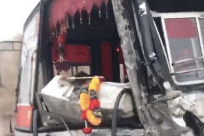 पंजाब में 5 दिन धुंध का अलर्ट: अमृतसर और जालंधर में धुंध के कारण विजिबिलिटी काफी कम जालंधर में ट्रक, 2 बसों की टक्कर;हादसे में पनबस के परखच्चे उड़ गए