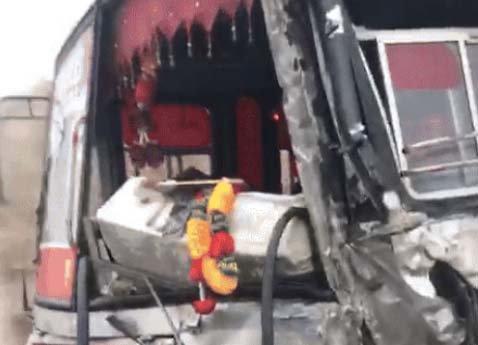 पंजाब में 5 दिन धुंध का अलर्ट: अमृतसर और जालंधर में धुंध के कारण विजिबिलिटी काफी कम जालंधर में ट्रक, 2 बसों की टक्कर;हादसे में पनबस के परखच्चे उड़ गए