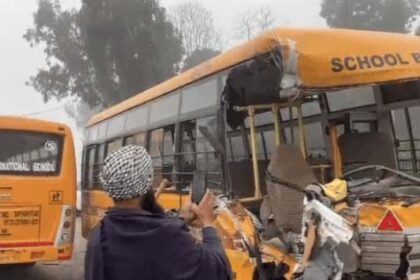 BREAKING : चंडीगढ़ हाईवे पर धुंध की वजह से 2 स्कूली बसों में टक्कर :  एक बस रॉन्ग साइड आ रही थी, ड्राइवर की टांग टूटी, सिर फटा, 3 बच्चे घायल