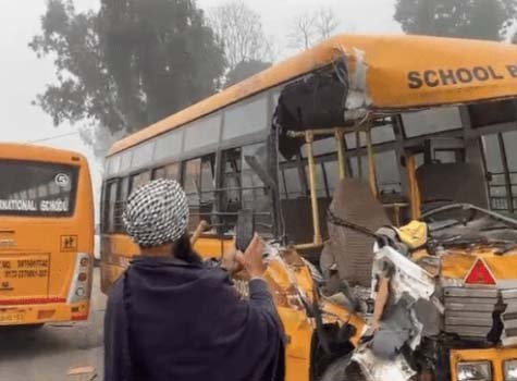 BREAKING : चंडीगढ़ हाईवे पर धुंध की वजह से 2 स्कूली बसों में टक्कर :  एक बस रॉन्ग साइड आ रही थी, ड्राइवर की टांग टूटी, सिर फटा, 3 बच्चे घायल