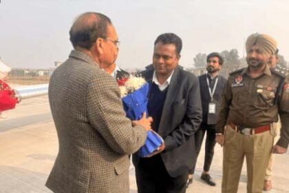 पंजाब दौरे पर पहुंचे चीफ जस्टिस ऑफ इंडिया  सूर्यकांत : आदमपुर एयरपोर्ट पर पुलिस ने गार्ड ऑफ ऑनर दिया; फिर होशियारपुर के लिए हुए रवाना