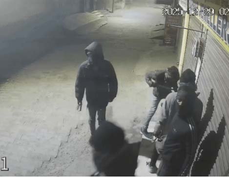 जालंधर में ज्वैलर्स दुकान में चोरी : बदमाशों ने 40 से 50 लाख रुपए के सोने-चांदी के गहनों पर हाथ किया साफ, CCTV में दिखे नकाबपोश बदमाश