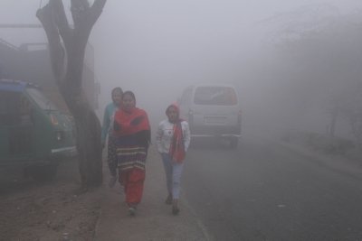 उत्तर भारत में शीतलहर का कहर, कई राज्यों में घना कोहरा और कड़ाके की ठंड से जनजीवन प्रभावित**