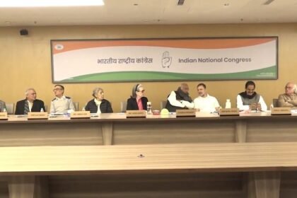 कांग्रेस मुख्यालय इंदिरा भवन में CWC की अहम बैठक, खड़गे, सोनिया गांधी और राहुल गांधी रहे मौजूद