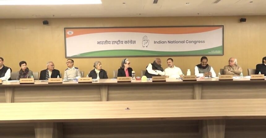 कांग्रेस मुख्यालय इंदिरा भवन में CWC की अहम बैठक, खड़गे, सोनिया गांधी और राहुल गांधी रहे मौजूद