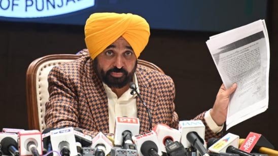 श्री गुरु ग्रंथ साहिब के स्वरूपों के गुम होने के मामले में सीएम मान एसजीपीसी पर भड़के : कहा- गुम स्वरूप कहां गए, संगत को ये जानने का हक हैc