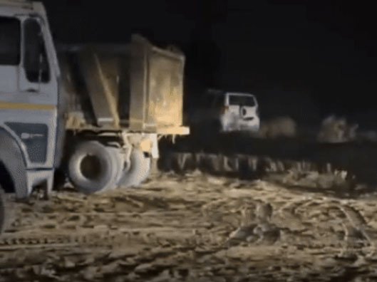 जालंधर के हल्का कैंट इंचार्ज राजविंदर कौर थियाड़ा ने पकड़ी अवैध माइनिंग : रात 1 बजे पुलिस को लेकर पहुंचीं, पोकलेन मशीन और 5 टिपर जब्त