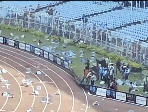 अर्जेंटीना के दिग्गज फुटबॉलर लियोनल मेसी 14 साल बाद भारत आए: मेसी स्टेडियम से जल्दी निकले; फैंस नाराज, कुर्सी-बोतलें फेंकीं….देखें वीडियो….