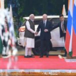रूसी राष्ट्रपति व्लादिमीर पुतिन भारत पहुंचे, पुतिन से गले मिले PM मोदी : एयरपोर्ट पर रिसीव किया, रेड कार्पेट वेलकम दिया, एक ही गाड़ी में रवाना हुए; कुछ देर में डिनर