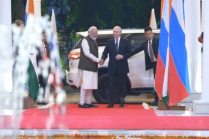 रूसी राष्ट्रपति व्लादिमीर पुतिन भारत पहुंचे, पुतिन से गले मिले PM मोदी : एयरपोर्ट पर रिसीव किया, रेड कार्पेट वेलकम दिया, एक ही गाड़ी में रवाना हुए; कुछ देर में डिनर