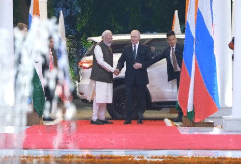 रूसी राष्ट्रपति व्लादिमीर पुतिन भारत पहुंचे, पुतिन से गले मिले PM मोदी : एयरपोर्ट पर रिसीव किया, रेड कार्पेट वेलकम दिया, एक ही गाड़ी में रवाना हुए; कुछ देर में डिनर