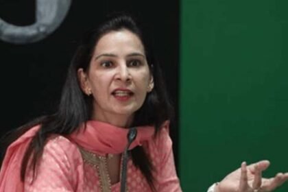 BREAKING :   पूर्व क्रिकेटर और कांग्रेस नेता नवजोत सिद्धू की पत्नी डॉ. नवजोत कौर को पार्टी से सस्पेंड : CM वही बनता है जो 500 करोड़ की अटैची देता के बयान पर एक्शन