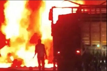 कर्नाटक के चित्रदुर्ग में लॉरी से टक्कर के बाद स्लीपर बस में आग: 10 जिंदा जले;  30 से ज्यादा यात्री सवार थे