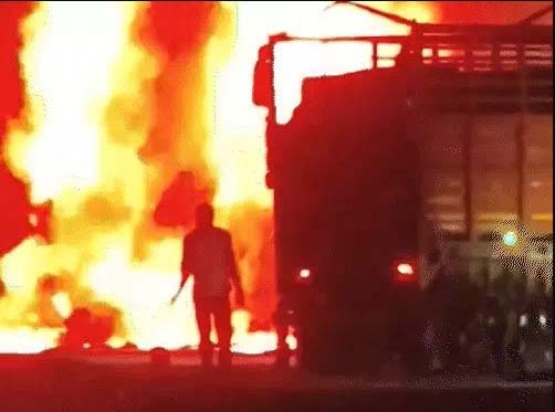 कर्नाटक के चित्रदुर्ग में लॉरी से टक्कर के बाद स्लीपर बस में आग: 10 जिंदा जले;  30 से ज्यादा यात्री सवार थे