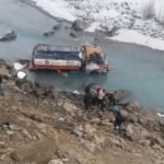 कारगिल हादसा: पंद्रास युद्ध स्मारक के पास बर्फीली सड़क पर टैंकर नदी में गिरा, चालक घायल, सोशल मीडिया पर वायरल हुआ वीडियो फुटेज